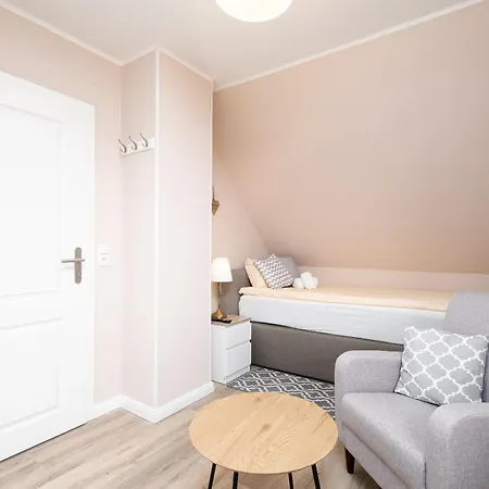 Privatunterkunft Kleines Stadtidyll -zimmer Und By Holsteiner Hof- *